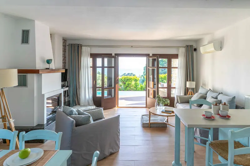 Classic Style Villa: the open-plan living room