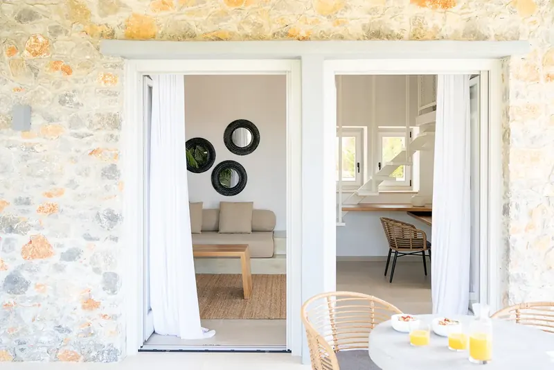 Stone Loft Suite: the entrance in the stone wall