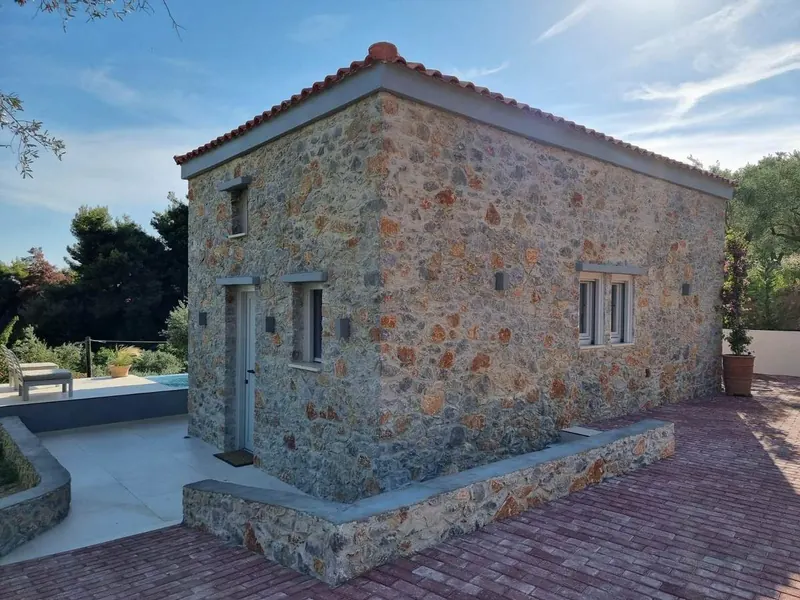 Stone Loft Suite: the stone house from outside
