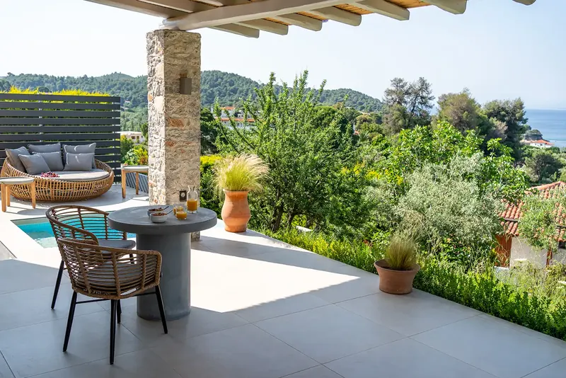 Stone Loft Suite: the shaded terrace among the greenery