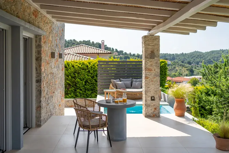 Stone Loft Suite: a table on the terrace